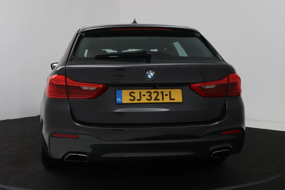 520i Corporate Lease High Executive (PANORAMADAK, STOELVERWARMING, ELEKTR STOELEN, CAMERA)
