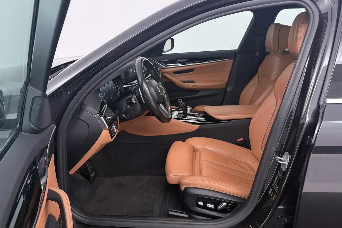 520i Corporate Lease High Executive (PANORAMADAK, STOELVERWARMING, ELEKTR STOELEN, CAMERA)