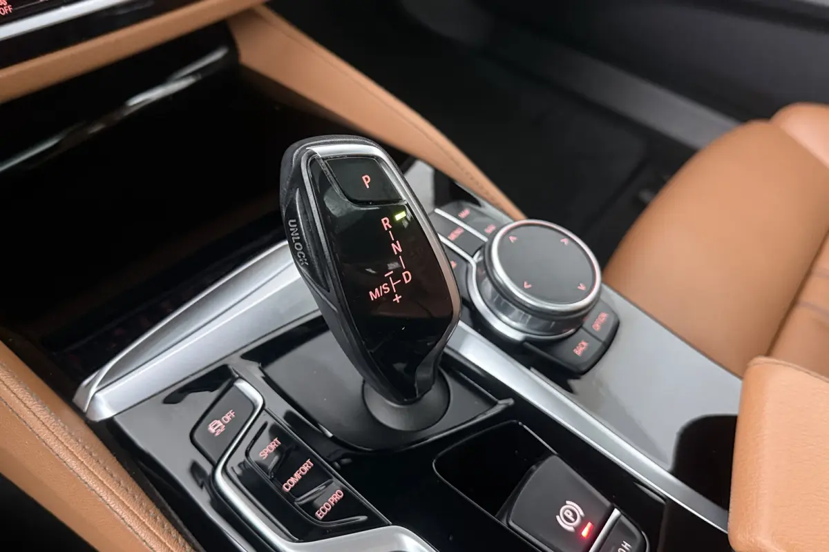 520i Corporate Lease High Executive (PANORAMADAK, STOELVERWARMING, ELEKTR STOELEN, CAMERA)