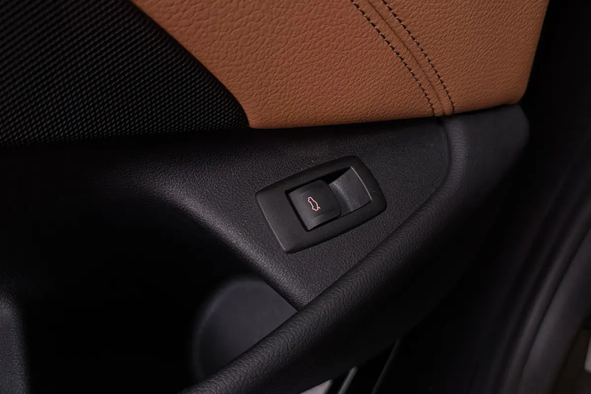 520i Corporate Lease High Executive (PANORAMADAK, STOELVERWARMING, ELEKTR STOELEN, CAMERA)