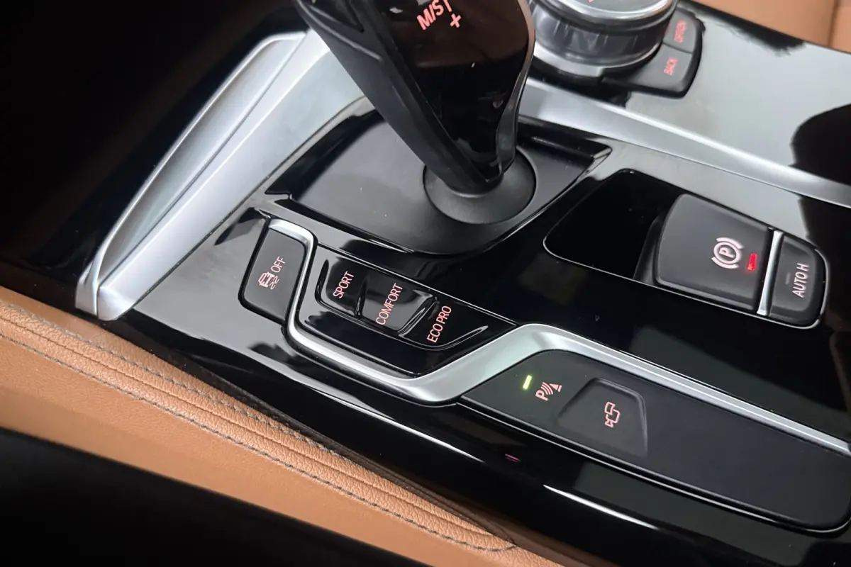 520i Corporate Lease High Executive (PANORAMADAK, STOELVERWARMING, ELEKTR STOELEN, CAMERA)