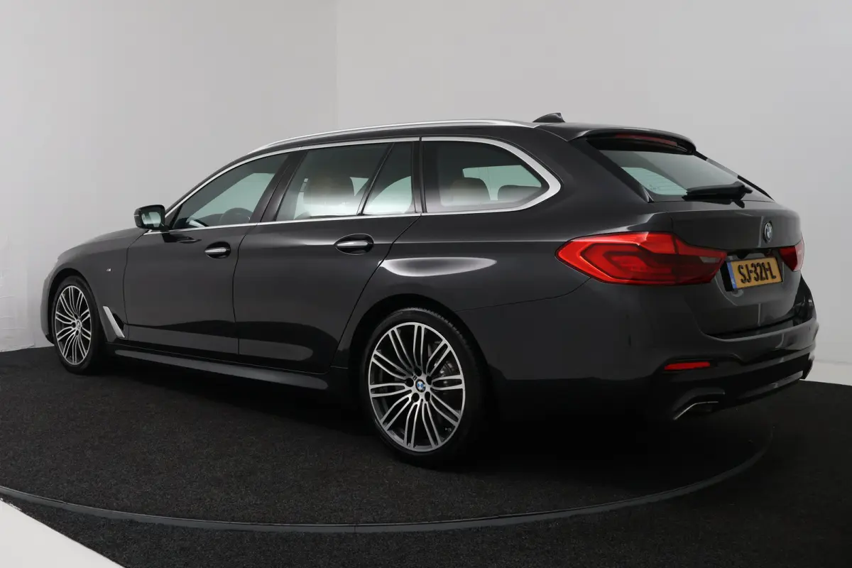 520i Corporate Lease High Executive (PANORAMADAK, STOELVERWARMING, ELEKTR STOELEN, CAMERA)