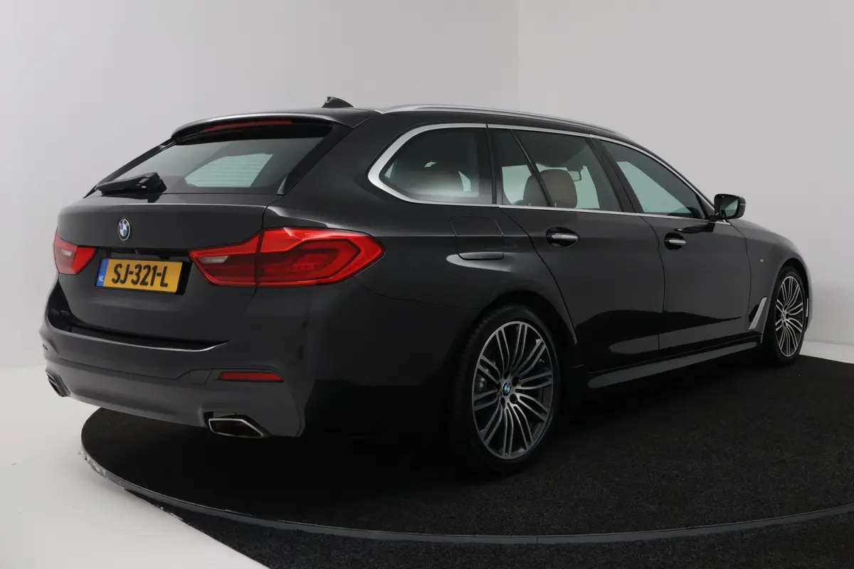 520i Corporate Lease High Executive (PANORAMADAK, STOELVERWARMING, ELEKTR STOELEN, CAMERA)