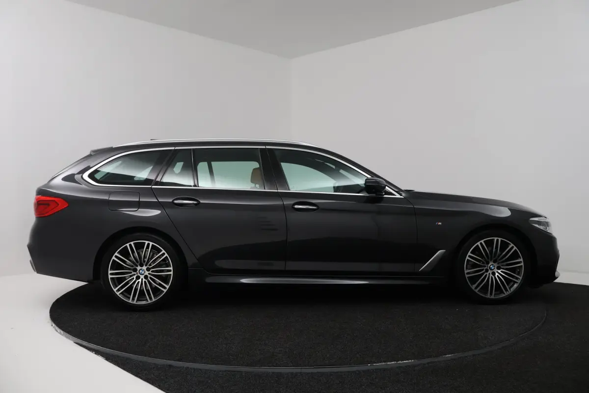 520i Corporate Lease High Executive (PANORAMADAK, STOELVERWARMING, ELEKTR STOELEN, CAMERA)