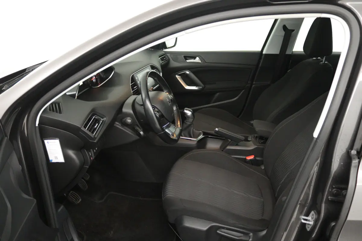 1.2 PureTech Active (TREKHAAK, CRUISE CONTROL, NAVIGATIE, PARKEERSENSOREN)
