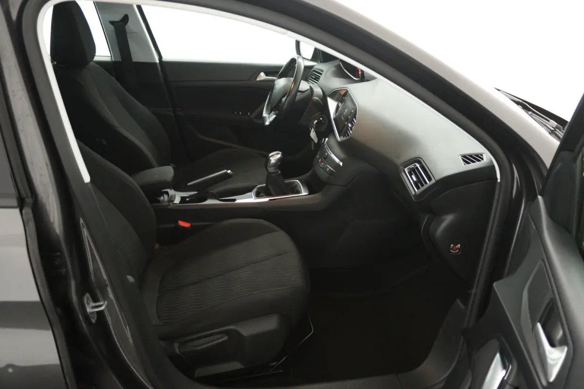 1.2 PureTech Active (TREKHAAK, CRUISE CONTROL, NAVIGATIE, PARKEERSENSOREN)