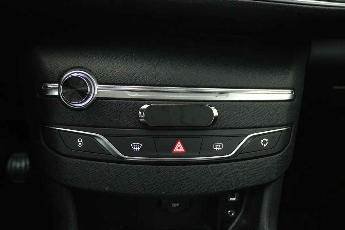1.2 PureTech Active (TREKHAAK, CRUISE CONTROL, NAVIGATIE, PARKEERSENSOREN)