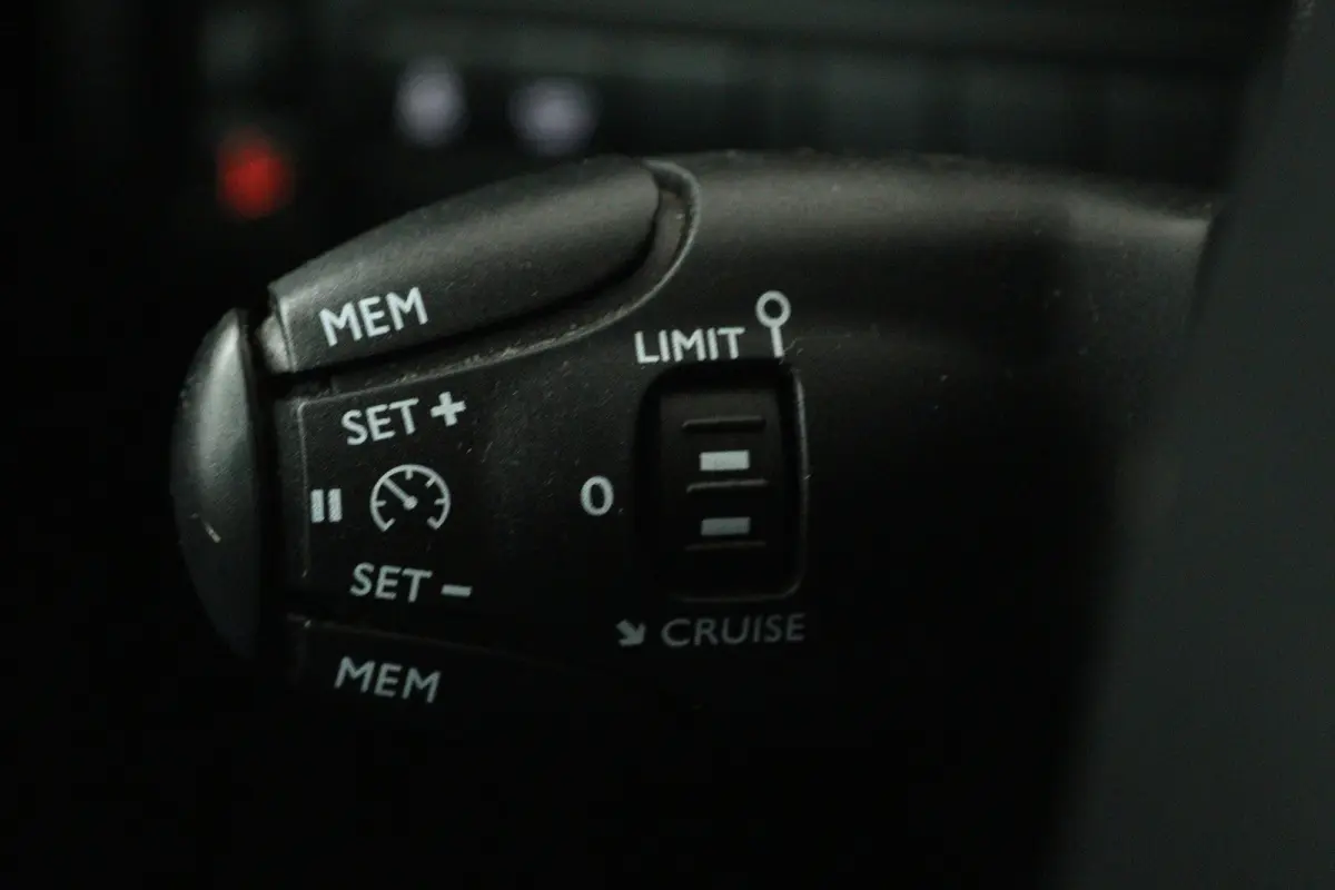 1.2 PureTech Active (TREKHAAK, CRUISE CONTROL, NAVIGATIE, PARKEERSENSOREN)