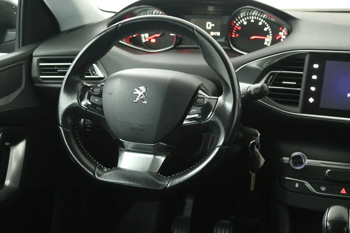 1.2 PureTech Active (TREKHAAK, CRUISE CONTROL, NAVIGATIE, PARKEERSENSOREN)
