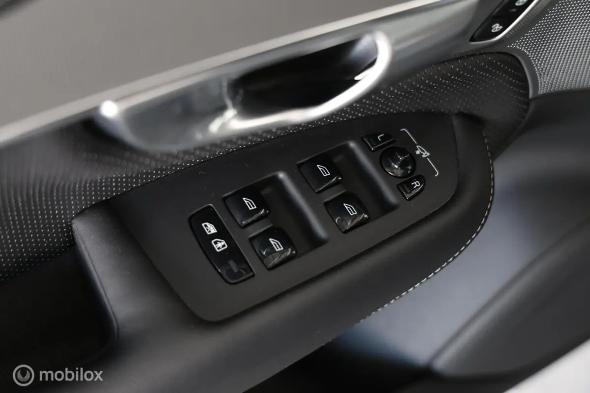2.0 T8 Recharge AWD Ultimate Dark - Pano - Elektrische trekhaak - Luchtvering