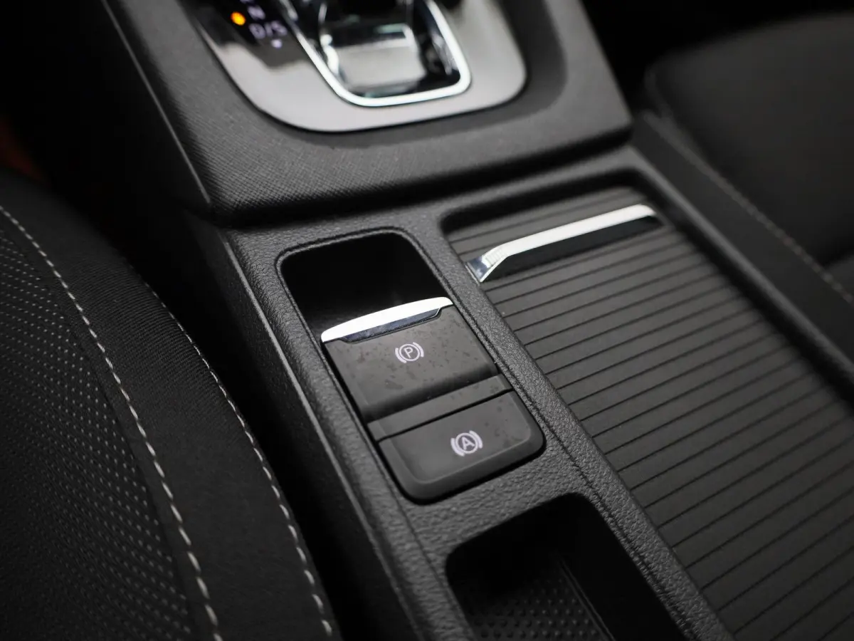 1.0 e-TSI Sport Business | Automaat | Apple Carplay / Android Auto | Stoelverwarming | Parkeersensoren |