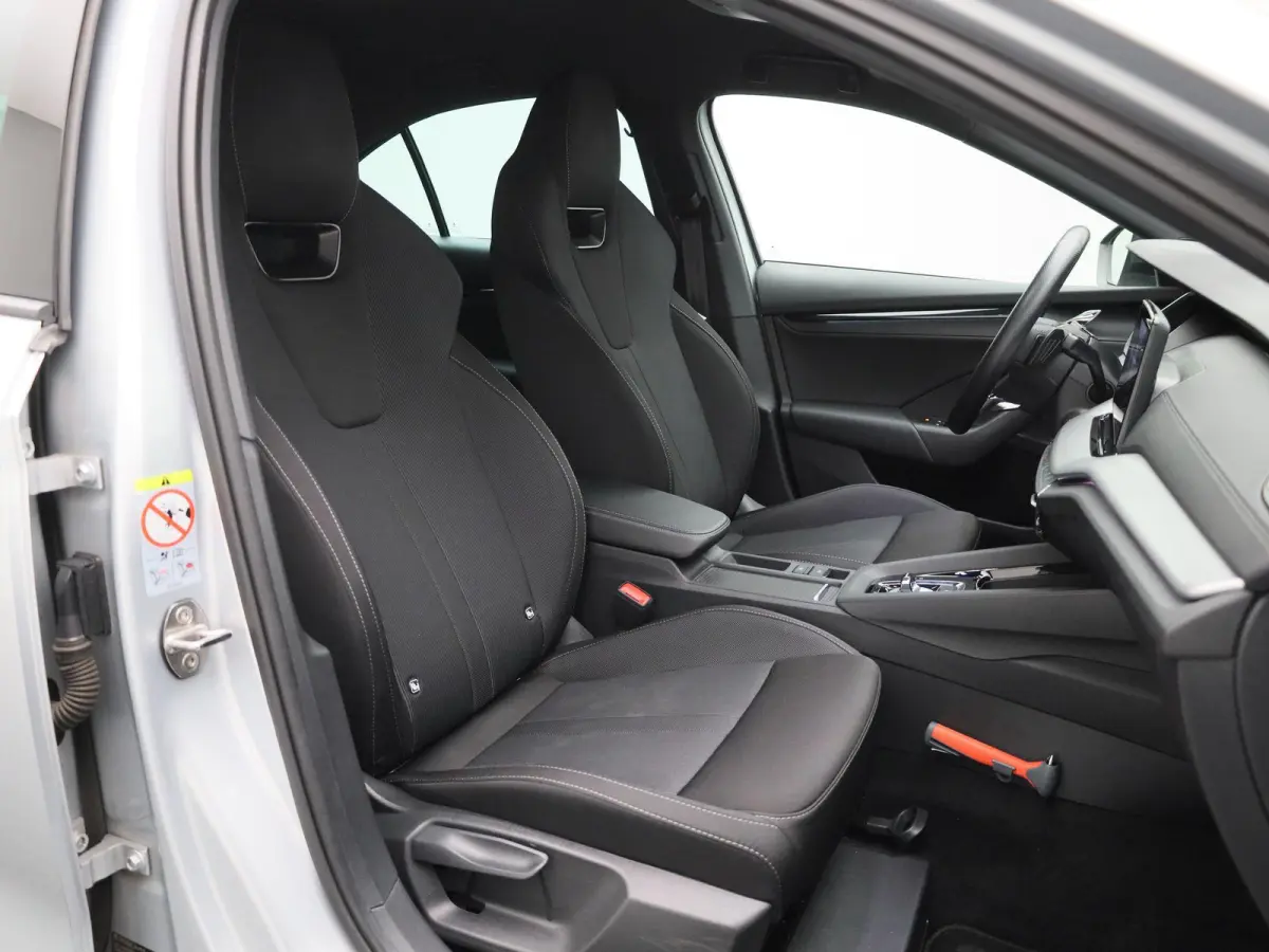 1.0 e-TSI Sport Business | Automaat | Apple Carplay / Android Auto | Stoelverwarming | Parkeersensoren |