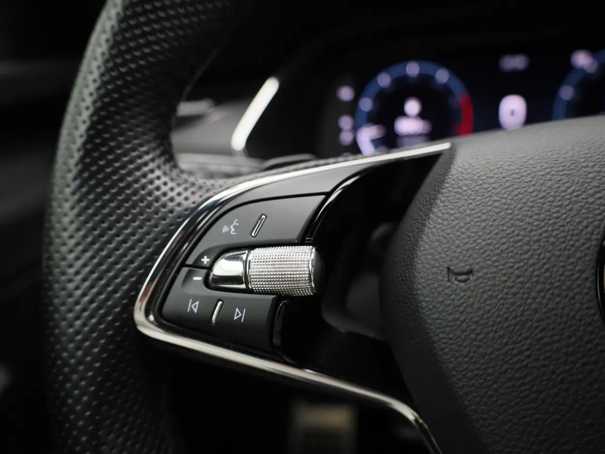 1.0 e-TSI Sport Business | Automaat | Apple Carplay / Android Auto | Stoelverwarming | Parkeersensoren |