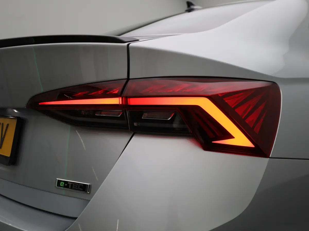 1.0 e-TSI Sport Business | Automaat | Apple Carplay / Android Auto | Stoelverwarming | Parkeersensoren |