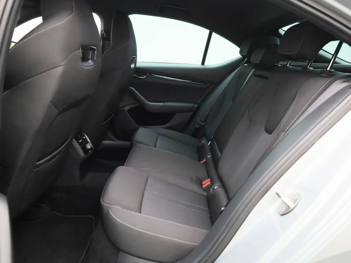 1.0 e-TSI Sport Business | Automaat | Apple Carplay / Android Auto | Stoelverwarming | Parkeersensoren |