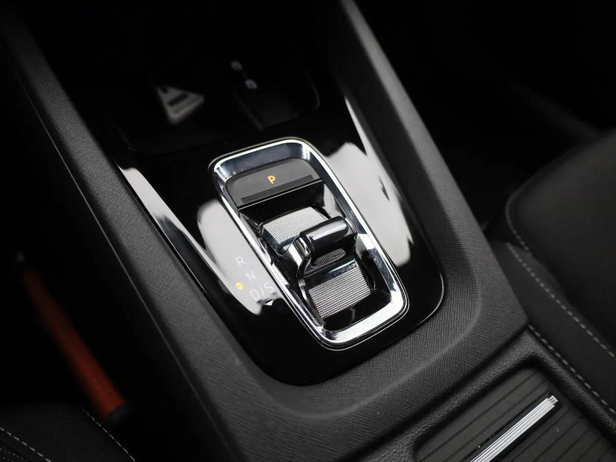 1.0 e-TSI Sport Business | Automaat | Apple Carplay / Android Auto | Stoelverwarming | Parkeersensoren |
