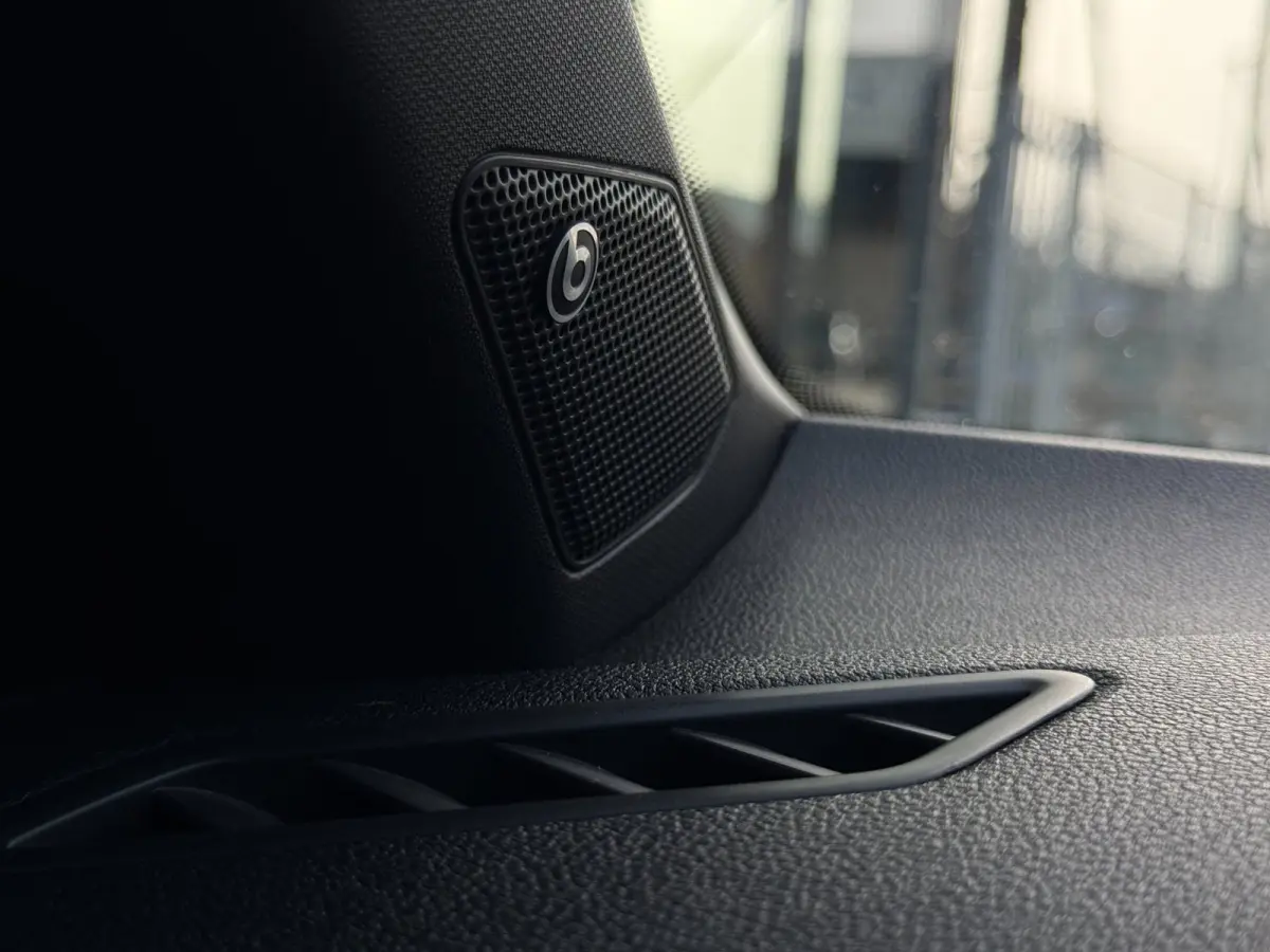 2.0 TSI 4Motion R / PANO / LEDER CARBON / CARPLAY / KEYLESS / CAMERA / DCC / ACC / DODEHOEK / OFFROAD / BEATS /