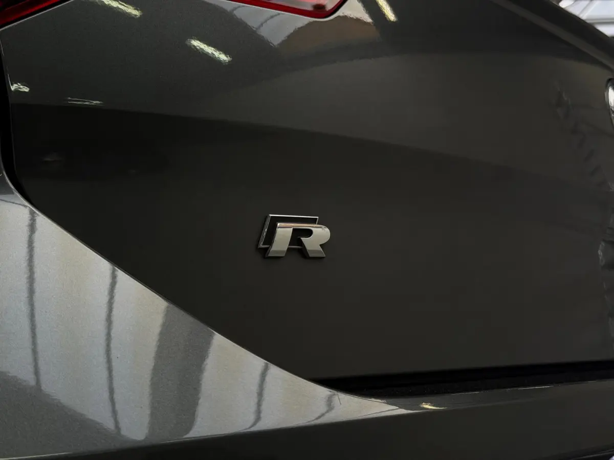 2.0 TSI 4Motion R / PANO / LEDER CARBON / CARPLAY / KEYLESS / CAMERA / DCC / ACC / DODEHOEK / OFFROAD / BEATS /