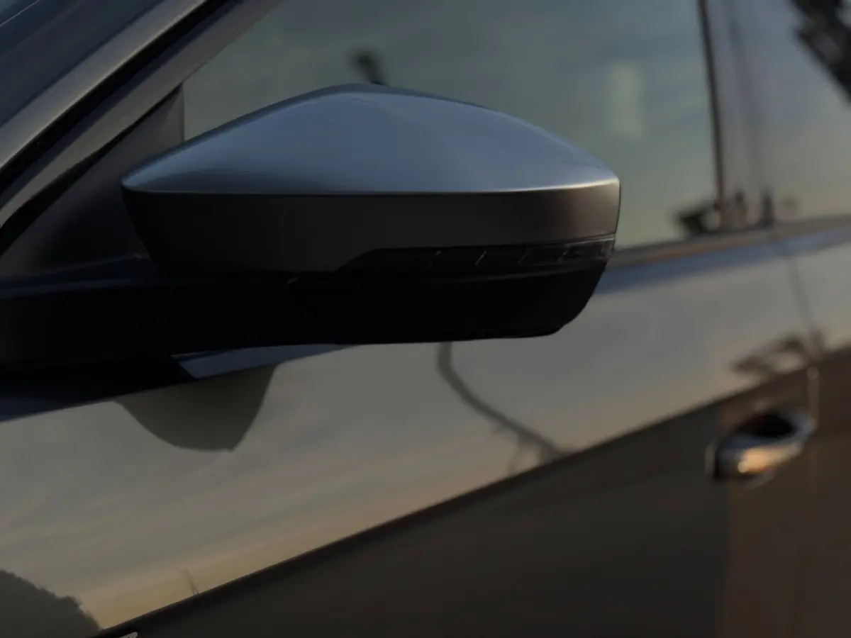 2.0 TSI 4Motion R / PANO / LEDER CARBON / CARPLAY / KEYLESS / CAMERA / DCC / ACC / DODEHOEK / OFFROAD / BEATS /