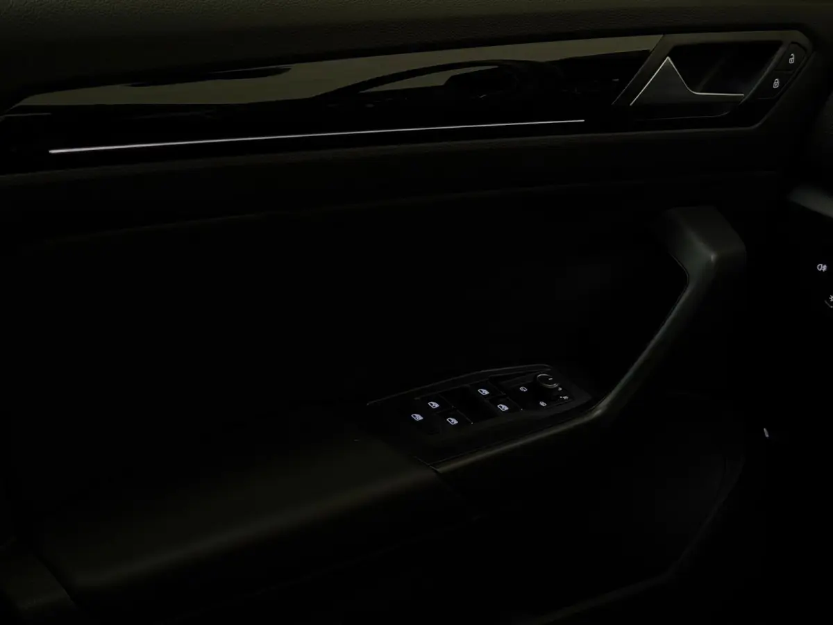 2.0 TSI 4Motion R / PANO / LEDER CARBON / CARPLAY / KEYLESS / CAMERA / DCC / ACC / DODEHOEK / OFFROAD / BEATS /