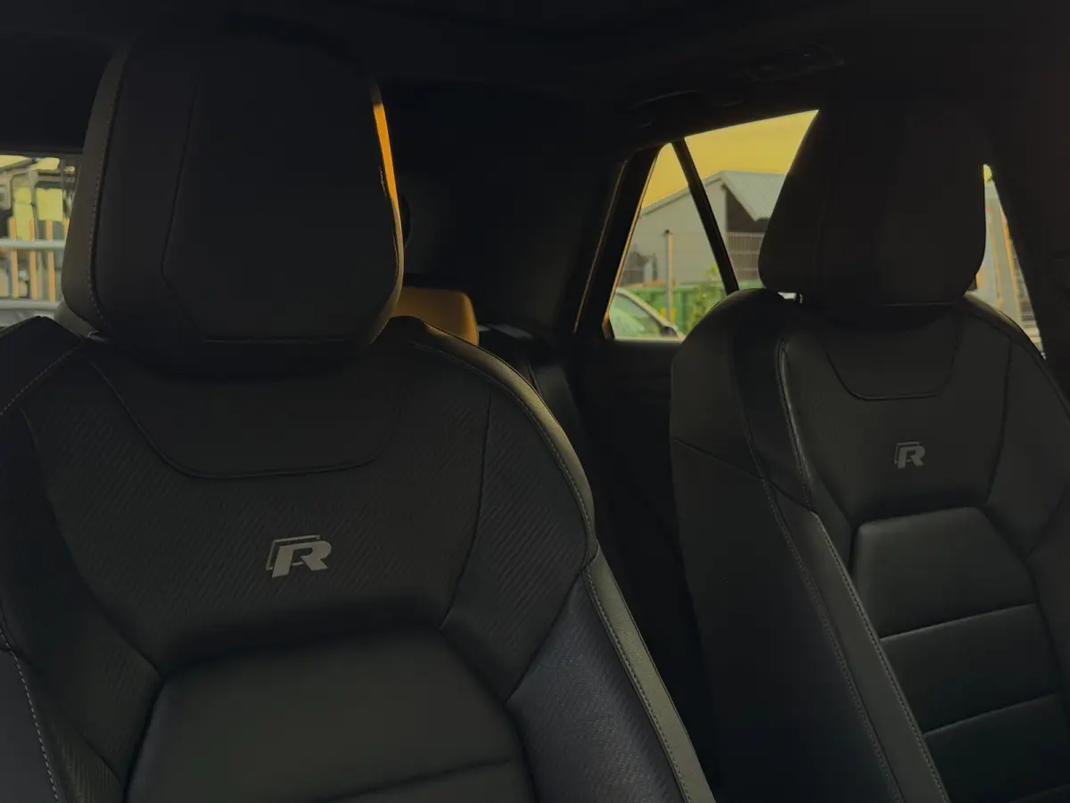 2.0 TSI 4Motion R / PANO / LEDER CARBON / CARPLAY / KEYLESS / CAMERA / DCC / ACC / DODEHOEK / OFFROAD / BEATS /