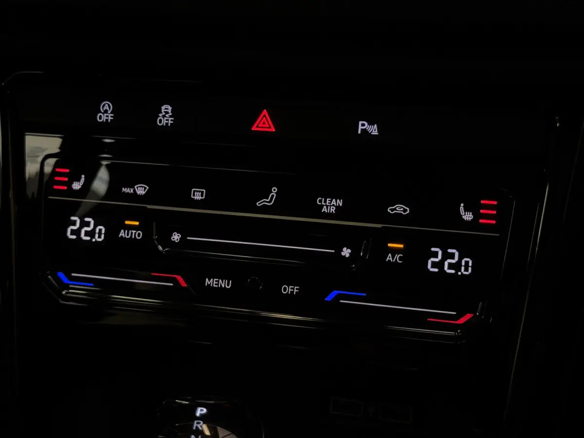 2.0 TSI 4Motion R / PANO / LEDER CARBON / CARPLAY / KEYLESS / CAMERA / DCC / ACC / DODEHOEK / OFFROAD / BEATS /
