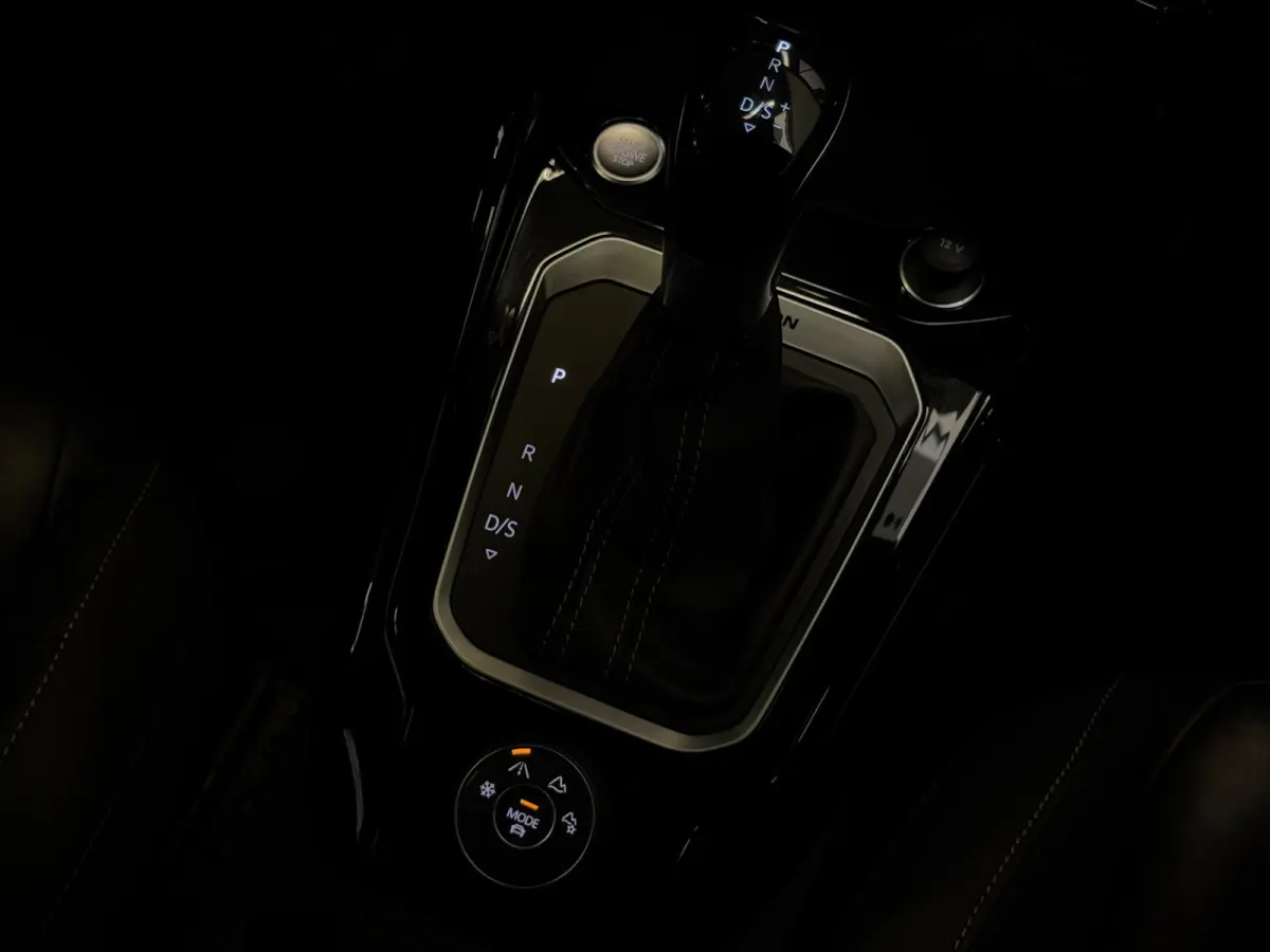 2.0 TSI 4Motion R / PANO / LEDER CARBON / CARPLAY / KEYLESS / CAMERA / DCC / ACC / DODEHOEK / OFFROAD / BEATS /