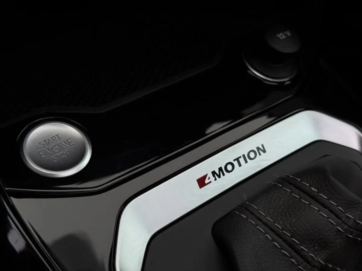 2.0 TSI 4Motion R / PANO / LEDER CARBON / CARPLAY / KEYLESS / CAMERA / DCC / ACC / DODEHOEK / OFFROAD / BEATS /