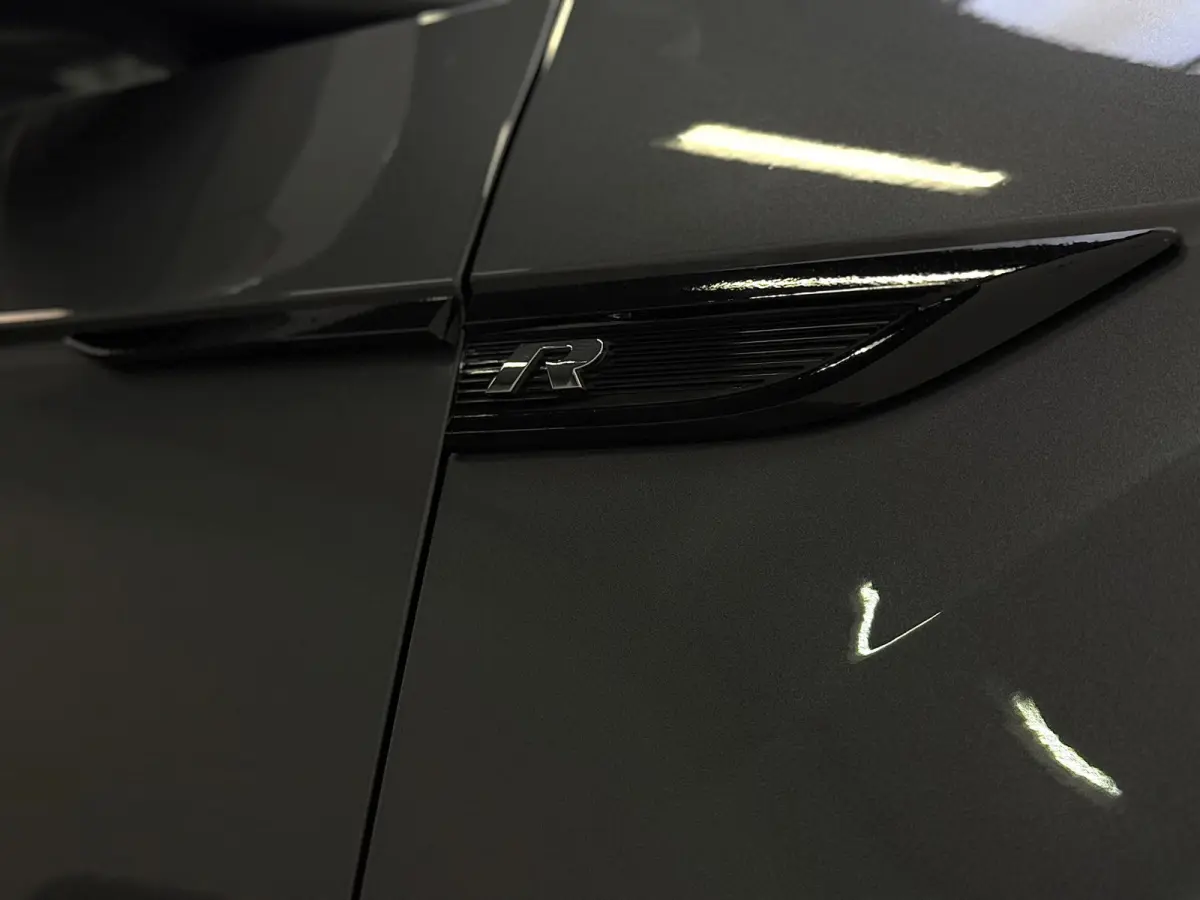 2.0 TSI 4Motion R / PANO / LEDER CARBON / CARPLAY / KEYLESS / CAMERA / DCC / ACC / DODEHOEK / OFFROAD / BEATS /
