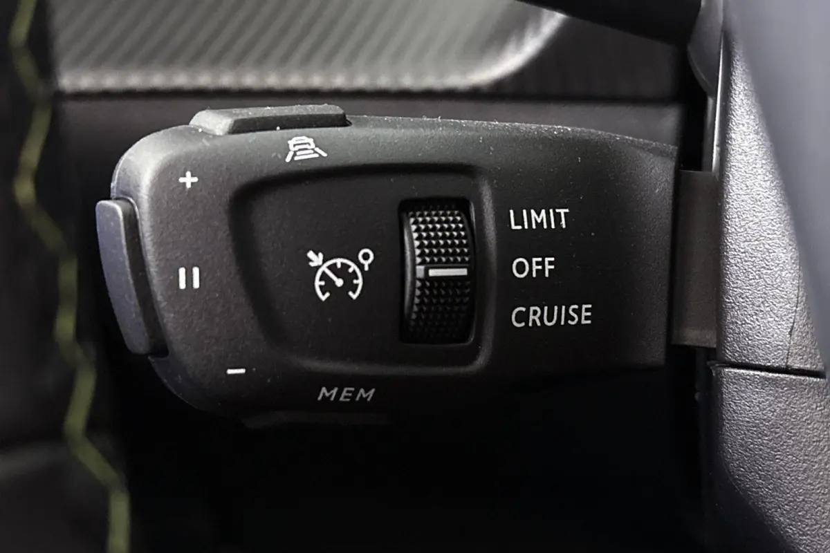 1.2 Hybrid 110 e-DCS6 GT Camera Keyless LED Apple CarPlay