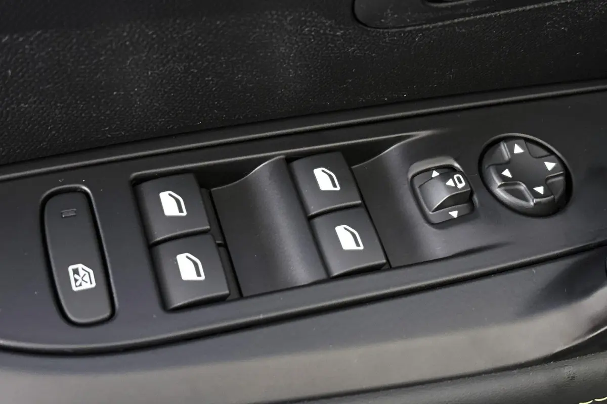 1.2 Hybrid 110 e-DCS6 GT Camera Keyless LED Apple CarPlay