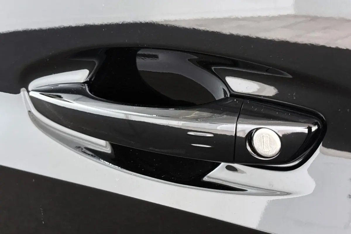 1.2 Hybrid 110 e-DCS6 GT Camera Keyless LED Apple CarPlay