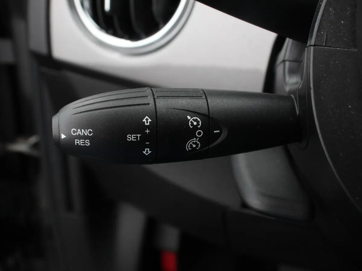 1.0 Hybrid Lounge Plus Cruise control Panorama dak Parkeersensor achter Climate control Apple carplay / Andriod auto
