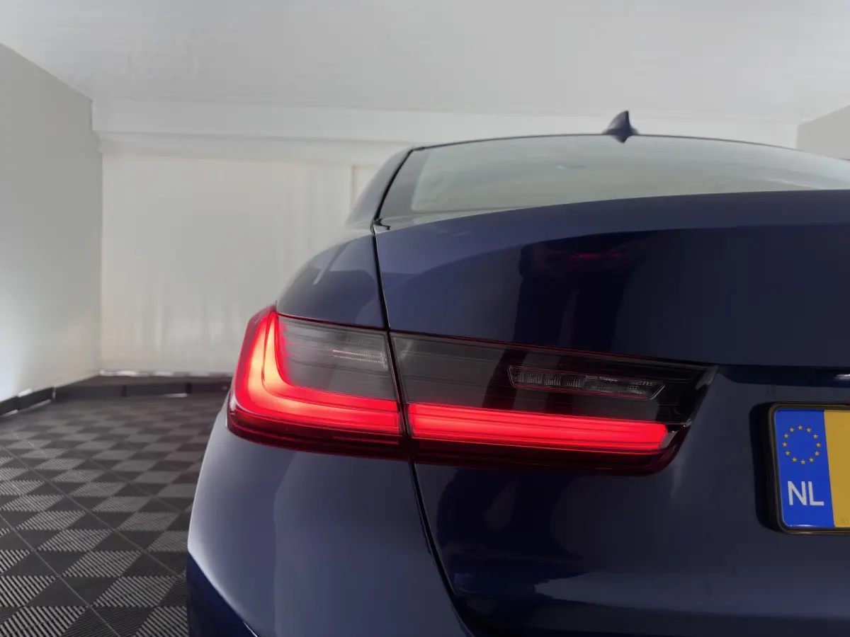 320d High Executive Edition *LEATHER | FULL-LED | HEATED-COMFORTSEATS | DIGI-COCKPIT | NAVI-FULLMAP | AMBIENT-LIGHT | ECC | PDC | CRUISE | 17''ALU*