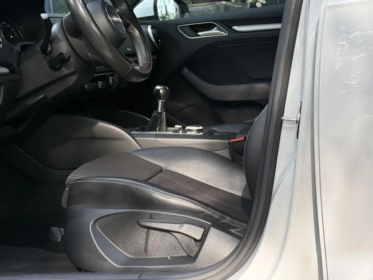 1.0 TFSI Sport S Line Edition | PDC | Climate control | Navigatie | Apple CarPlay/Android Auto | LM Velgen