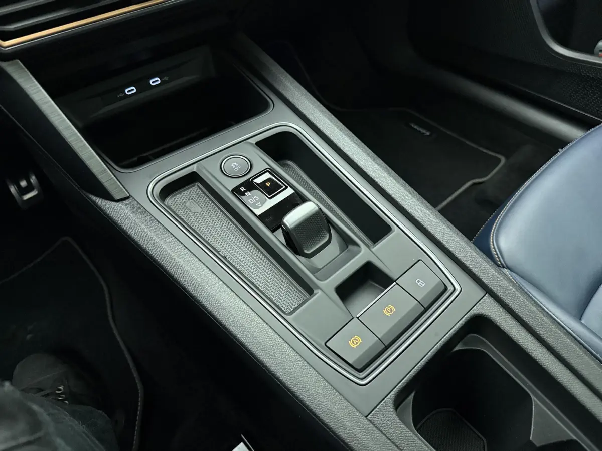 1.4 e-Hybrid VZ Copper Edition | Panoramadak | Lederen Bekleding | Elek. Stoel | Virtual Cockpit | Sfeerverlichting | Elektrische Kofferklep |