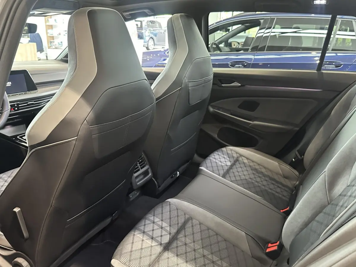 1.5 eTSI R-Line Business+ | Panoramisch dak | Harman & Kardon Audio | Camera | Elektrische achterklep | Heads-up display |