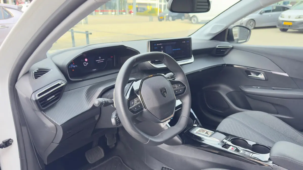 Hybrid 100 e-DCS6 Allure | NL auto | Parkeer sensoren voor & achter | Apple Carplay / Android Auto | 16" LMV | Climate Control |