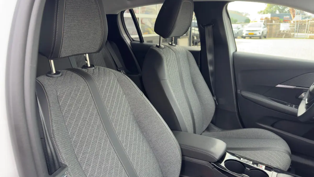 Hybrid 100 e-DCS6 Allure | NL auto | Parkeer sensoren voor & achter | Apple Carplay / Android Auto | 16" LMV | Climate Control |