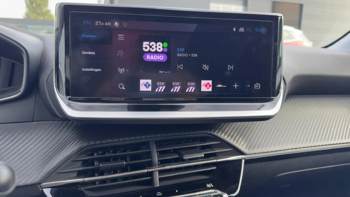Hybrid 100 e-DCS6 Allure | NL auto | Parkeer sensoren voor & achter | Apple Carplay / Android Auto | 16" LMV | Climate Control |