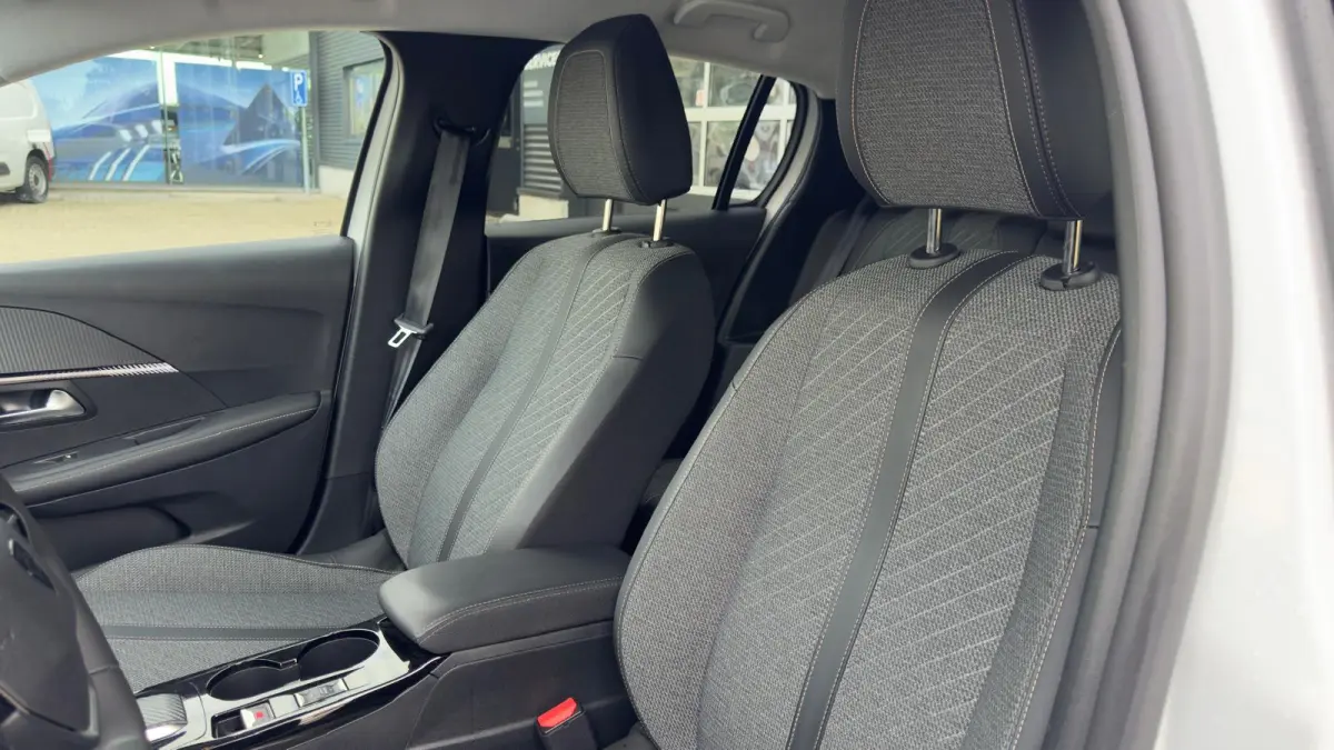 Hybrid 100 e-DCS6 Allure | NL auto | Parkeer sensoren voor & achter | Apple Carplay / Android Auto | 16" LMV | Climate Control |