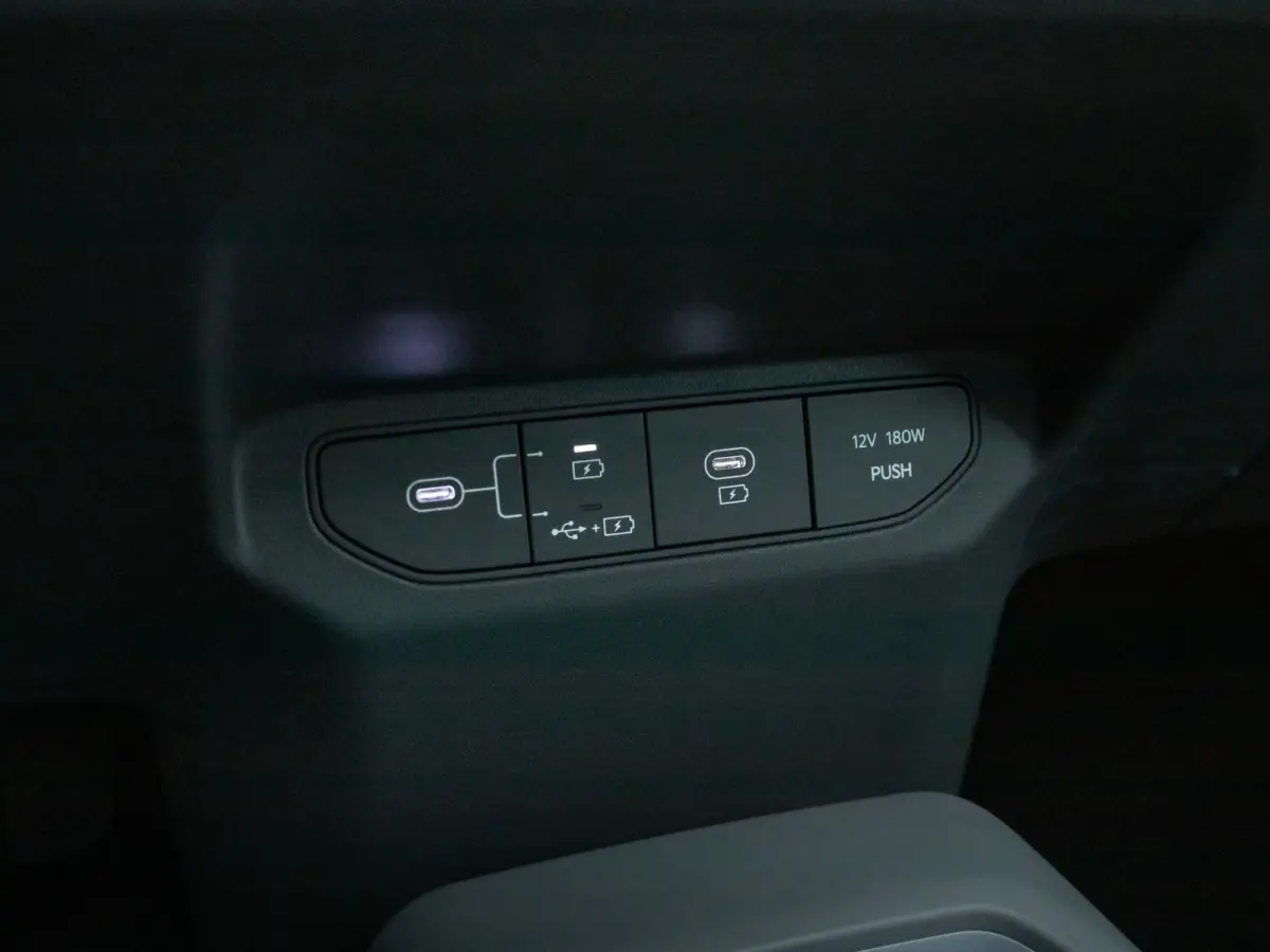 Plus Advanced 81.4 kWh l Long range l Schuifkantel dak l Stoel en stuurwielverwarming l Lederlook bekleding l Accu SOH 99,1 % l