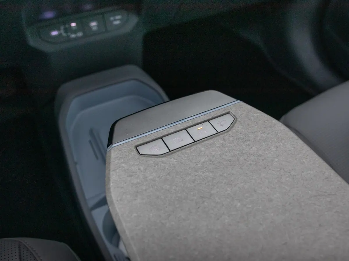 Plus Advanced 81.4 kWh l Long range l Schuifkantel dak l Stoel en stuurwielverwarming l Lederlook bekleding l Accu SOH 99,1 % l
