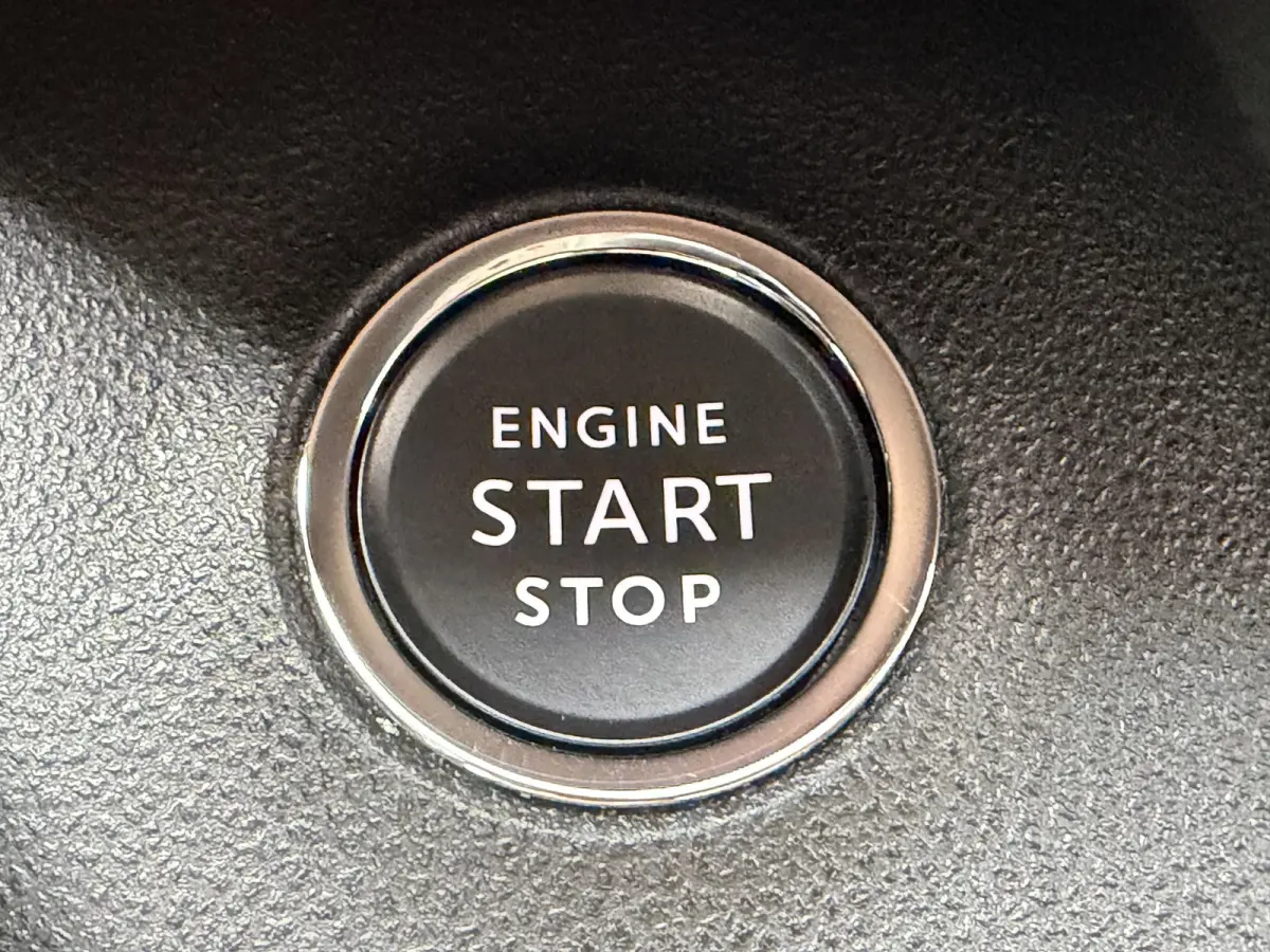 1.2 e-Hybrid Altitude (Elektrische Klep - JBL - Keyless Entry - Adaptieve Cruise Controle - LED - Automatische Airco - Navigatie - Apple Carplay)