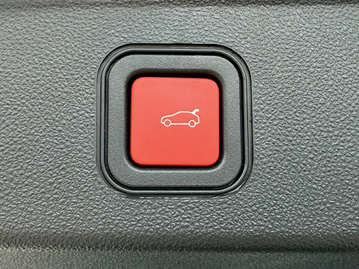 1.2 e-Hybrid Altitude (Elektrische Klep - JBL - Keyless Entry - Adaptieve Cruise Controle - LED - Automatische Airco - Navigatie - Apple Carplay)