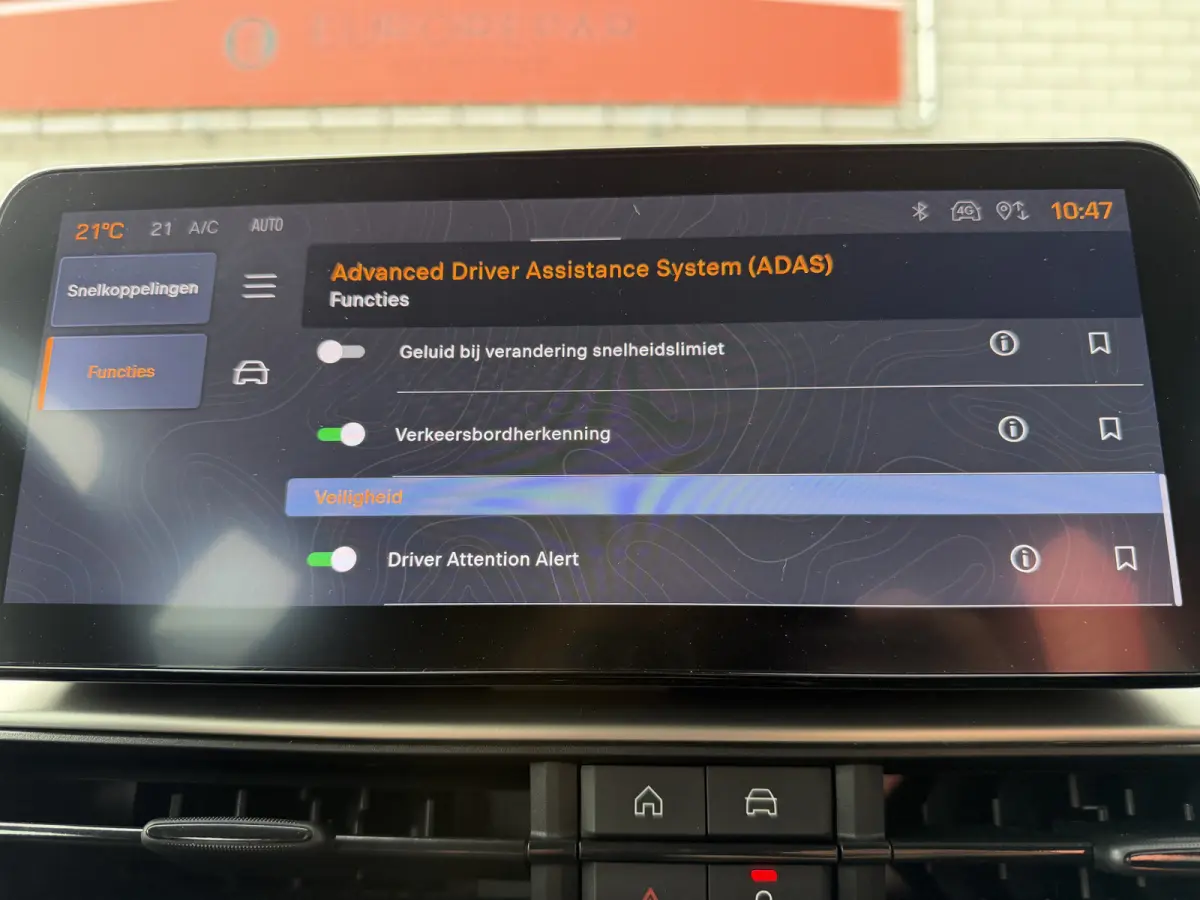1.2 e-Hybrid Altitude (Elektrische Klep - JBL - Keyless Entry - Adaptieve Cruise Controle - LED - Automatische Airco - Navigatie - Apple Carplay)