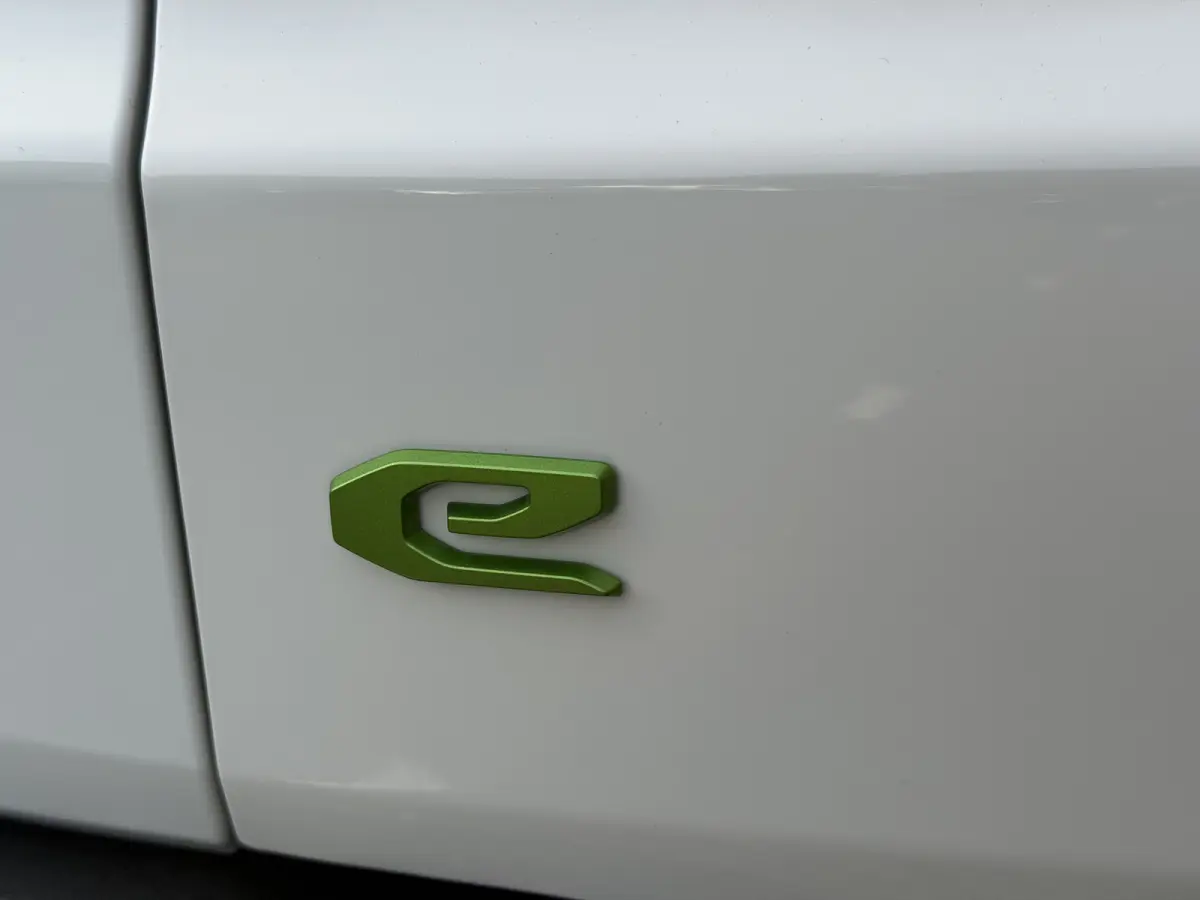 1.2 e-Hybrid Altitude (Elektrische Klep - JBL - Keyless Entry - Adaptieve Cruise Controle - LED - Automatische Airco - Navigatie - Apple Carplay)
