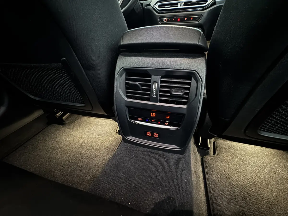 NEW 318IA 2.0 156PK AUT. NAVI/LED/PDC/CARPLAY