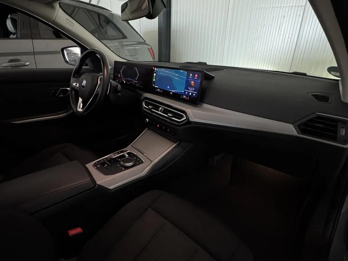 NEW 318IA 2.0 156PK AUT. NAVI/LED/PDC/CARPLAY