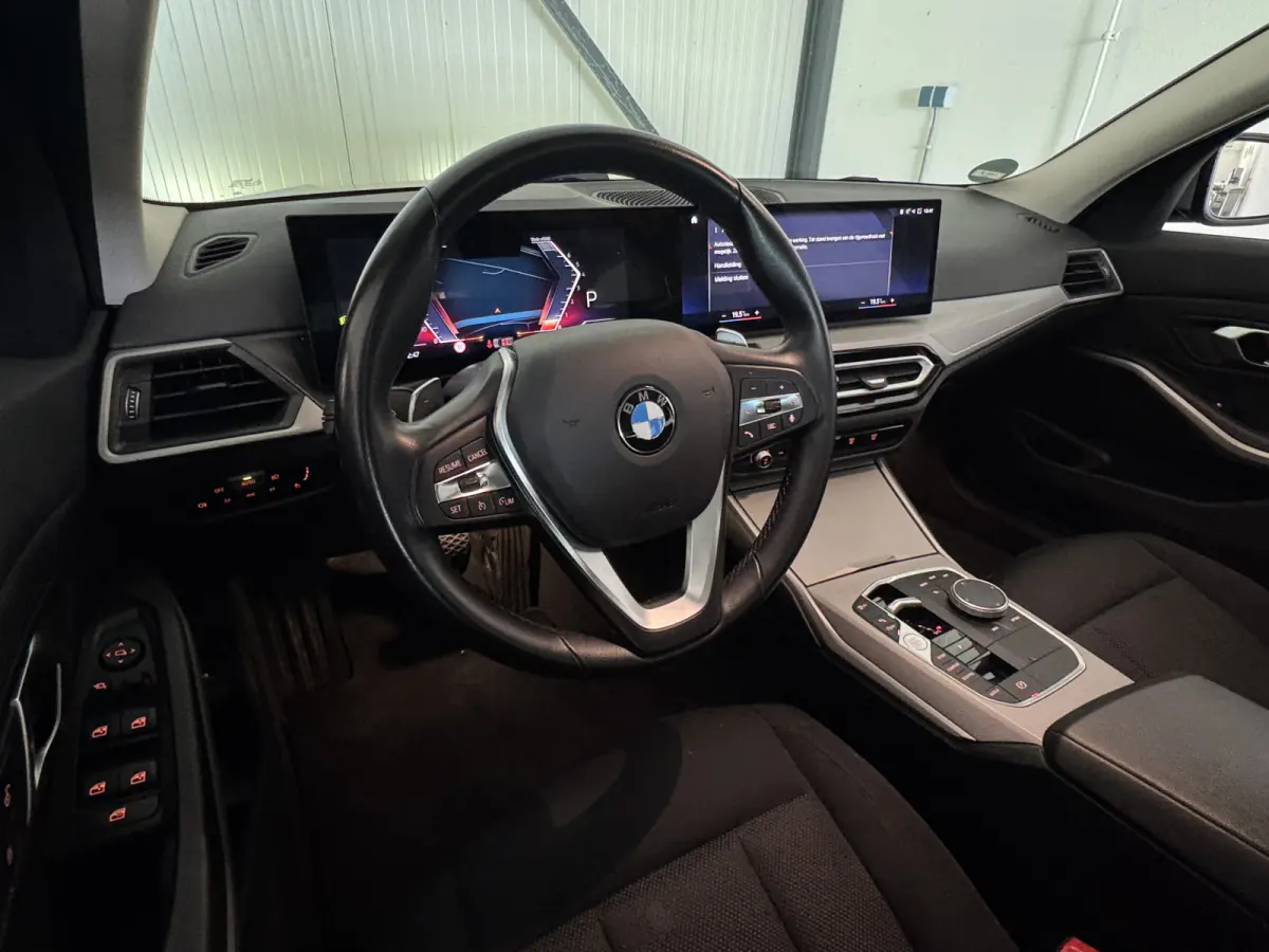 NEW 318IA 2.0 156PK AUT. NAVI/LED/PDC/CARPLAY